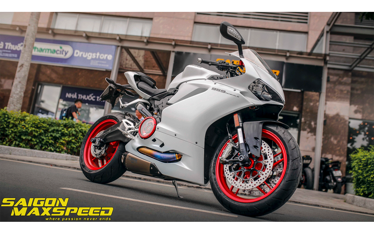 Ducati Panigale 959 Ngọc Trinh độ p&ocirc; AKRAPOVIC hơn 100 triệu